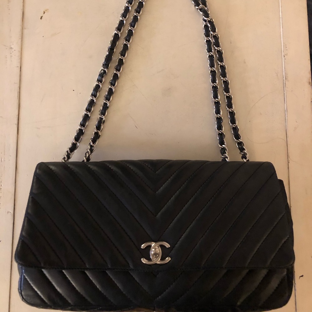 Chanel Lambskin purse with silver hardware